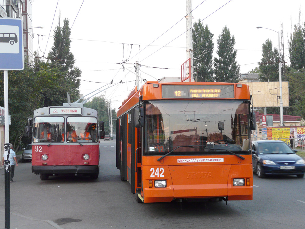 Краснодар, ЗиУ-682В № У-2; Краснодар, Тролза-5275.05 «Оптима» № 242 Краснодар, ЗиУ-682В № У-2; Краснодар, Тролза-5275.05 «Оптима» № 242