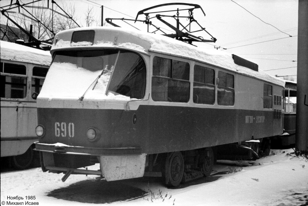 Самара, Tatra T3SU (двухдверная) № 690; Самара — Городское трамвайное депо; Самара — Исторические фотографии — Трамвай и Троллейбус (1942-1991)