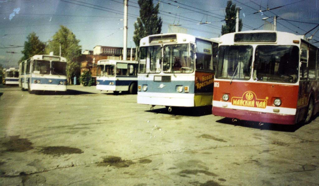 Samara, ZiU-682V [V00] № 805; Samara — Historical photos — Tramway and Trolleybus (1992-2000); Samara — Trolleybus depot # 1
