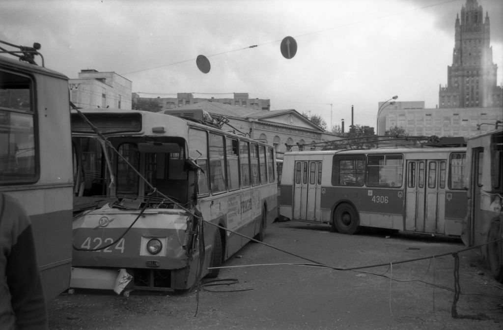 Moskva, ZiU-682V Br. 4224; Moskva, ZiU-682V-013 [V0V] Br. 4306; Moskva — Trolleybus barricades 08.1991