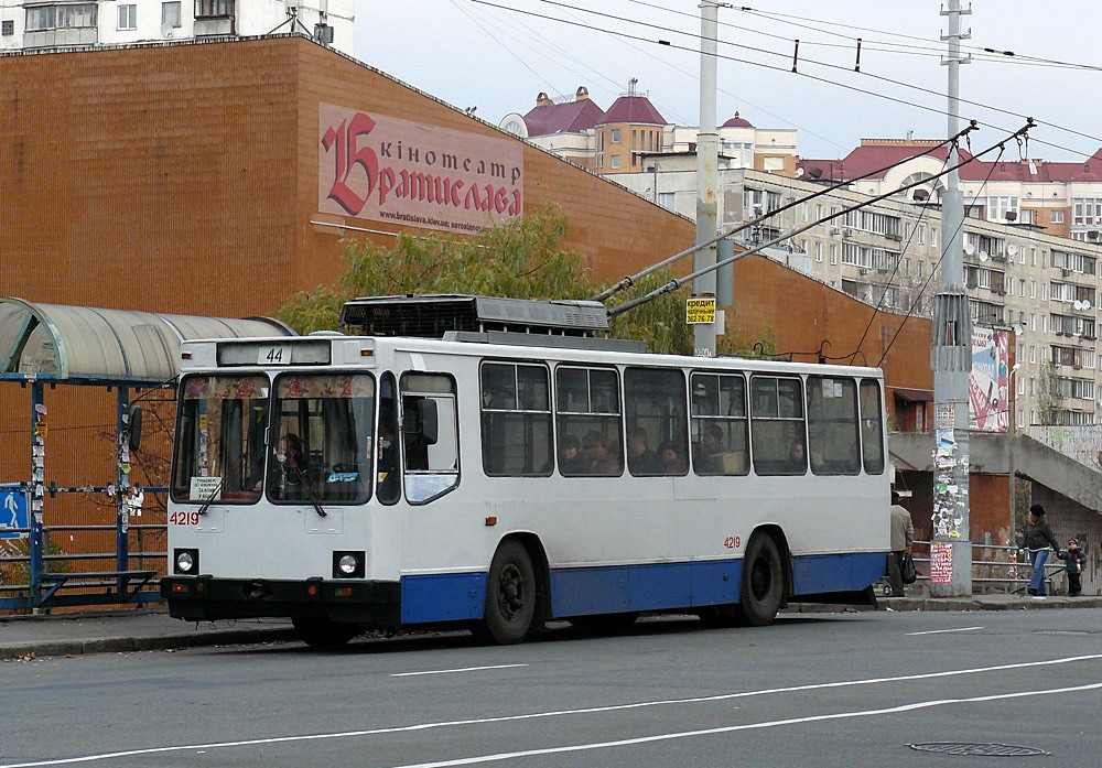 Киев, ЮМЗ Т2 № 4219