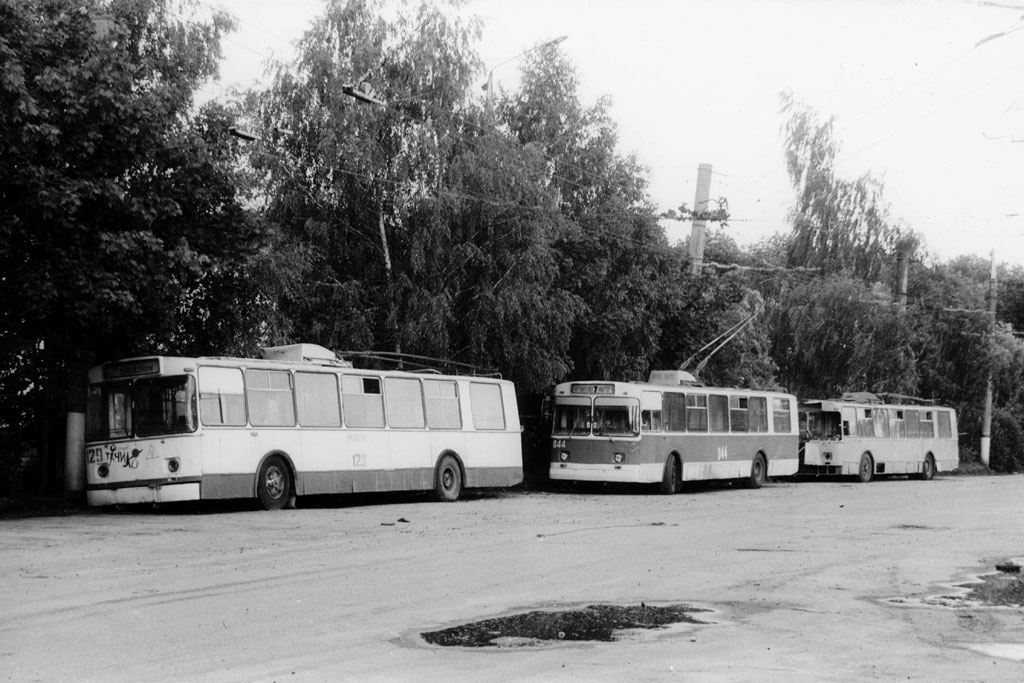 Орёл, ЗиУ-682В № 129; Орёл, ЗиУ-682В1 № 044; Орёл — Исторические фотографии [1946-1991]; Орёл — Троллейбусное депо