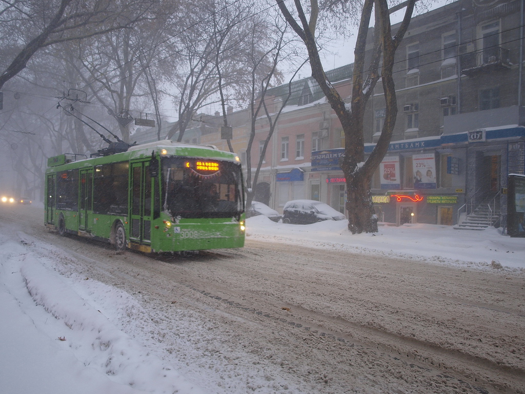 Odesa, Trolza-5265.00 “Megapolis” č. 3008; Odesa — 15.12.2009 — Snowfall and Its Aftermath Odesa, Trolza-5265.00 “Megapolis” č. 3008; Odesa — 15.12.2009 — Snowfall and Its Aftermath