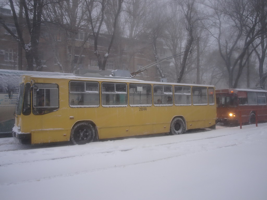 Odesa, YMZ Т2 mod. 7 č. 2044; Odesa — 15.12.2009 — Snowfall and Its Aftermath