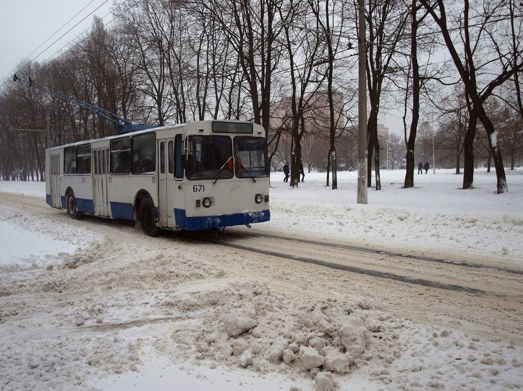 Одесса, ЗиУ-682В-012 [В0А] № 671; Одесса — 15.12.2009 — Снегопад и его последствия