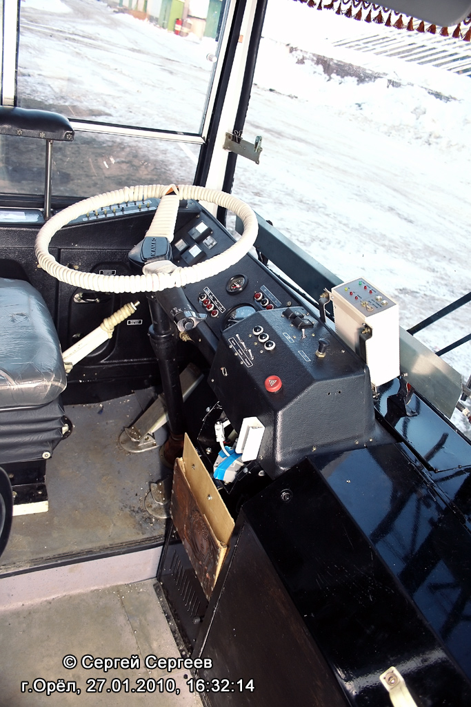 Орёл, ЗиУ-682Г-016.05 № 1141; Орёл — Рабочие места водителей, кабины и пульты управления