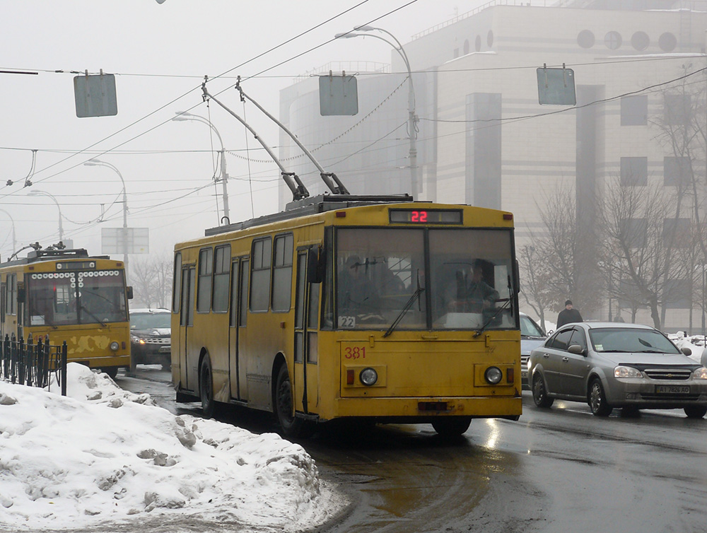 Киев, Škoda 14Tr02/6 № 381 Киев, Škoda 14Tr02/6 № 381