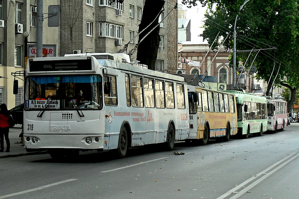 Ростов-на-Дону, ЗиУ-682Г-016.02 (с широкой 1-й дверью) № 319