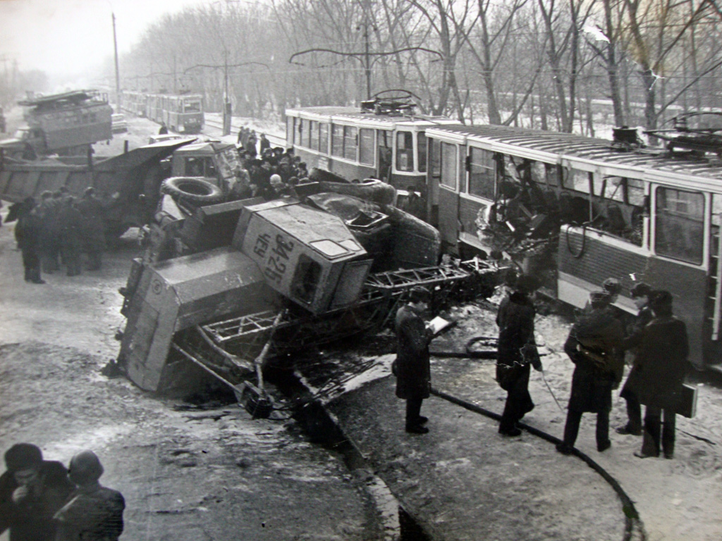 Челябинск, 71-605 (КТМ-5М3) № 2138; Челябинск — Исторические фотографии; Челябинск — Происшествия