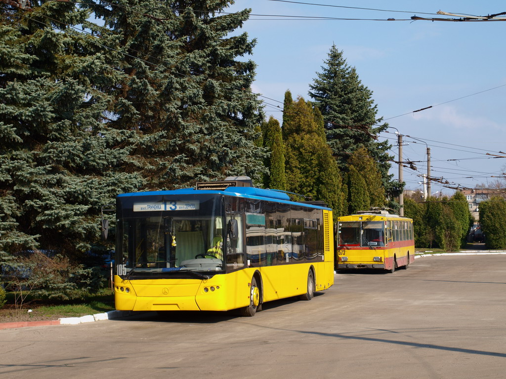 Ļviva, LAZ E183D1 № 105; Ļviva, Škoda 14Tr11/6 № 573