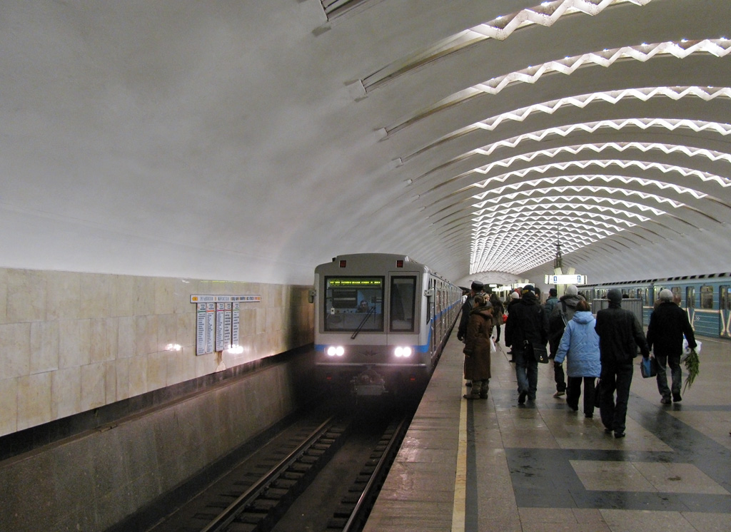 Москва, 81-717.6 № 27001