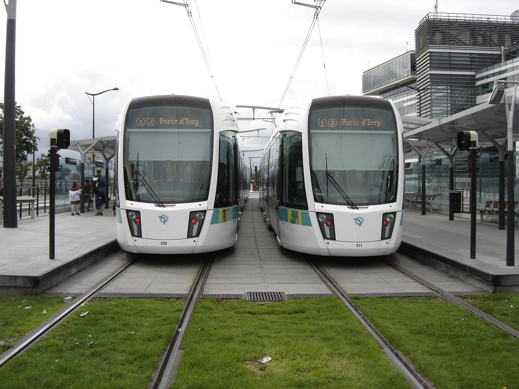 Париж -  Версаль -  Ивелин, Alstom Citadis 402 № 320; Париж -  Версаль -  Ивелин, Alstom Citadis 402 № 311