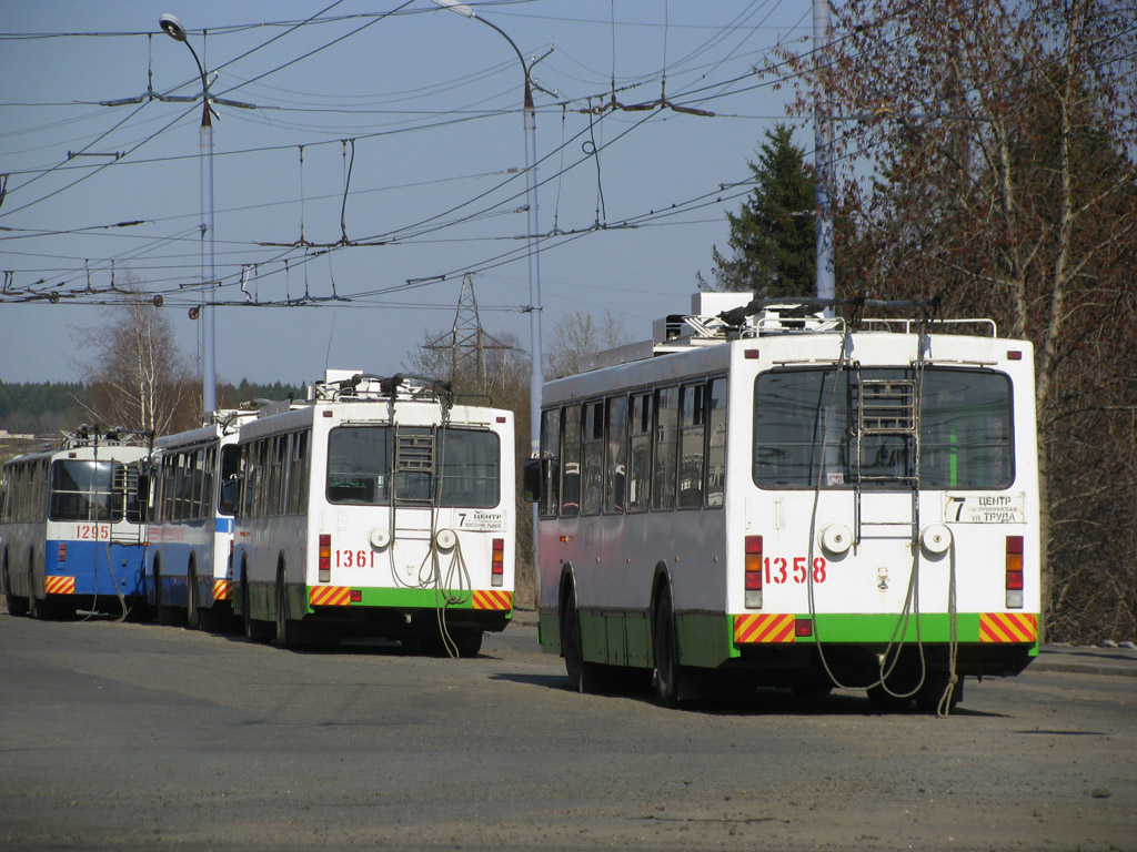 Ижевск, ВМЗ-5298-22 № 1358; Ижевск, ВМЗ-5298-22 № 1361; Ижевск — Конечные станции и разворотные кольца Ижевск, ВМЗ-5298-22 № 1358; Ижевск, ВМЗ-5298-22 № 1361; Ижевск — Конечные станции и разворотные кольца