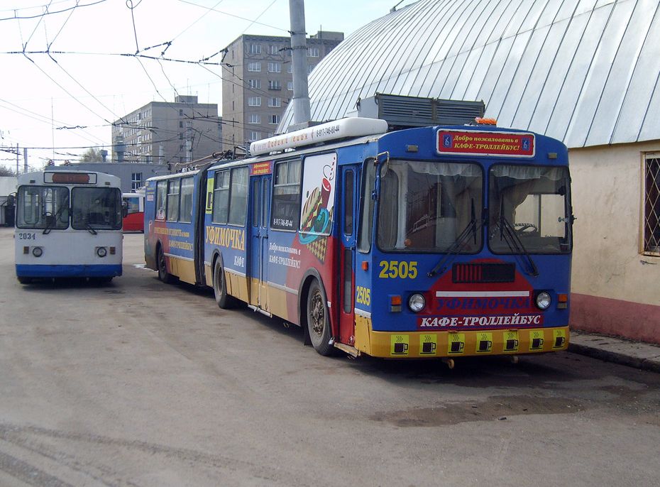 Ufa, ZiU-682V-012 [V0A] nr. 2034; Ufa, ZiU-6205 [620500] nr. 2505