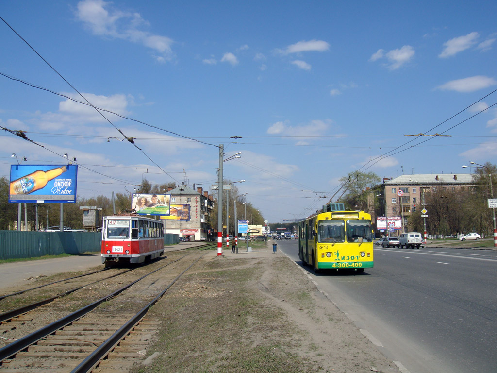 Niżny Nowogród, 71-605 (KTM-5M3) Nr 3421; Niżny Nowogród, ZiU-682V [V00] Nr 3613