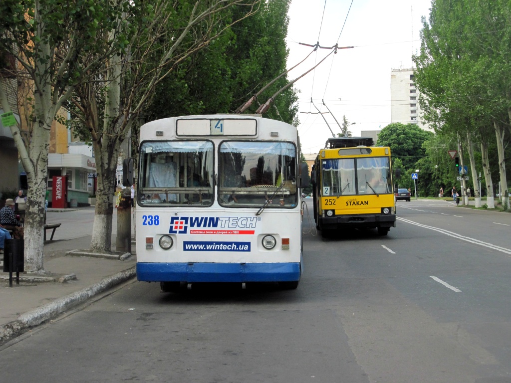 Макеевка, ЗиУ-682Г [Г00] № 238; Макеевка, ЮМЗ Т2 № 252