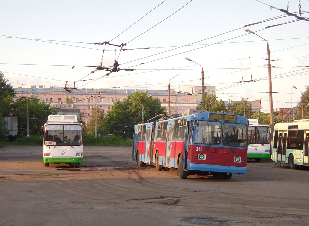 Tver, LiAZ-5280 Nr. 71; Tver, ZiU-620501 Nr. 18