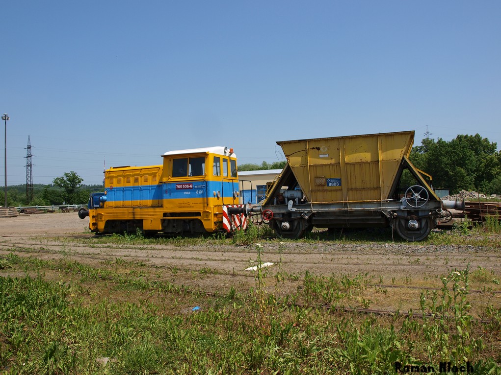 Острава, Тепловоз № 8101; Острава, Двухосный грузовой прицеп № 8803