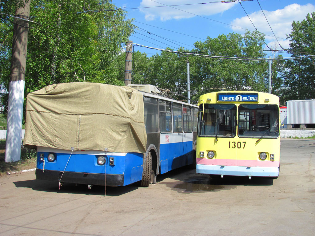 Ижевск, ЗиУ-682В [В00] № 1262; Ижевск, ЗиУ-682Г [Г00] № 1307; Ижевск — Троллейбусный парк № 1