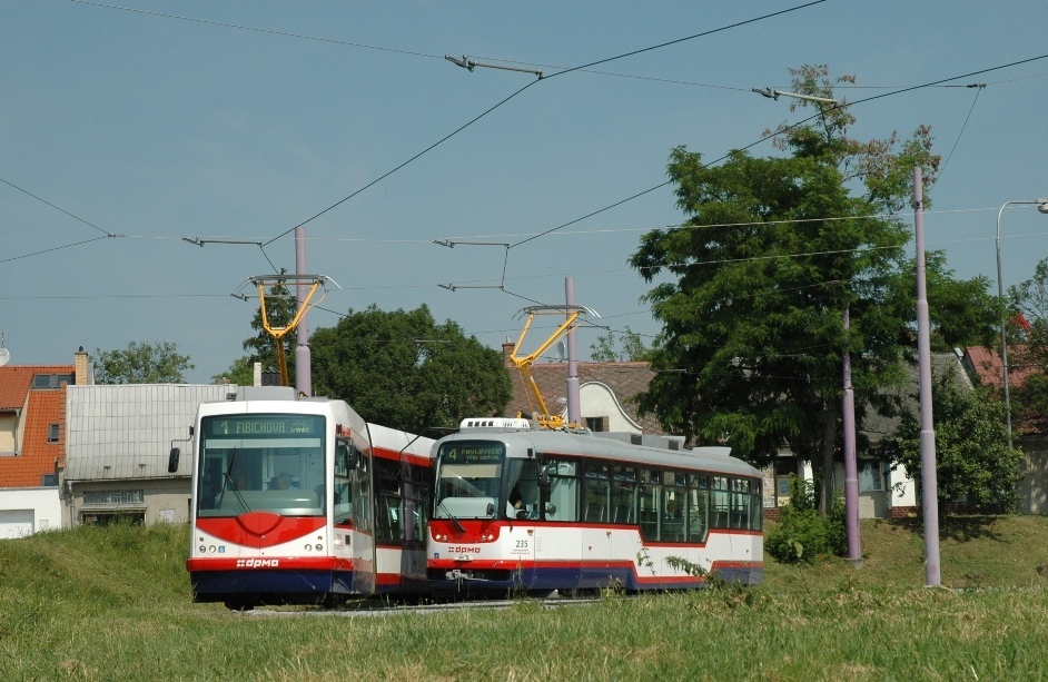 Оломоуц, Inekon 01 Trio № 205; Оломоуц, Vario LFR.E № 235