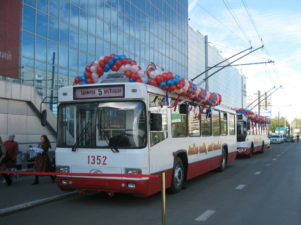 Ижевск, БТЗ-52761А № 1352