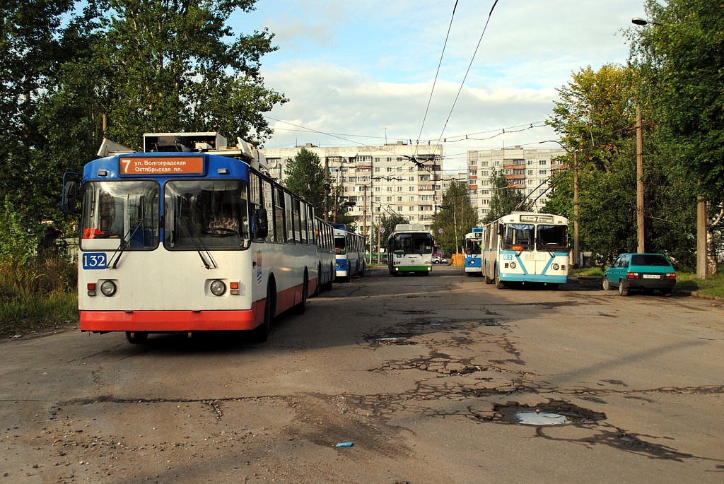 Jaroslawl, ZiU-682G [G00] Nr. 132; Jaroslawl, ZiU-682G-012 [G0A] Nr. 62; Jaroslawl — Terminus stations — trolleybus