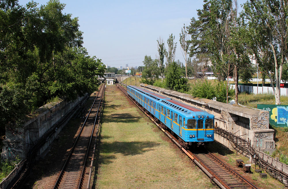 Kyiv — Metro — Line M1 (red)