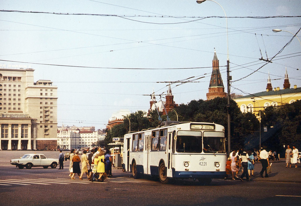 Москва, ЗиУ-682Б № 4221