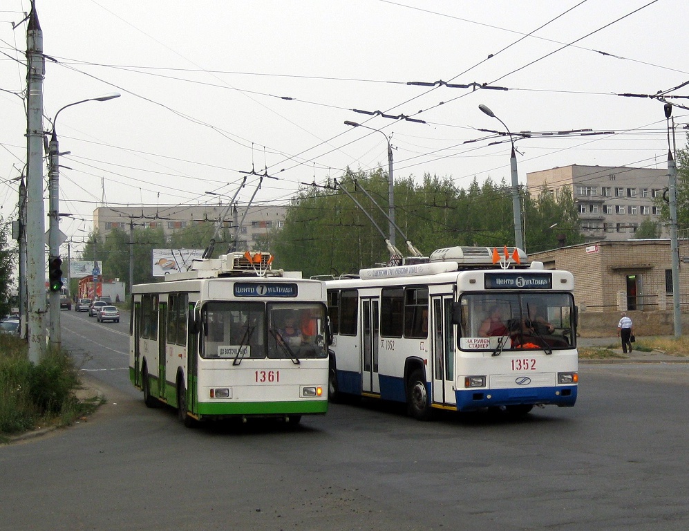 Ижевск, ВМЗ-5298-22 № 1361; Ижевск, БТЗ-52761А № 1352