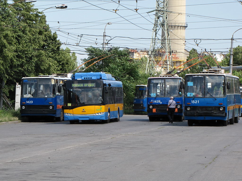 София, Škoda 26Tr Solaris III № 1610; София, Ikarus 280.92 № 1521; София — Доставка на новите тролейбуси Skoda 26 TR — юли 2010 г.; София — Съвместно тролейбусно и електробусно депо: [1] Искър