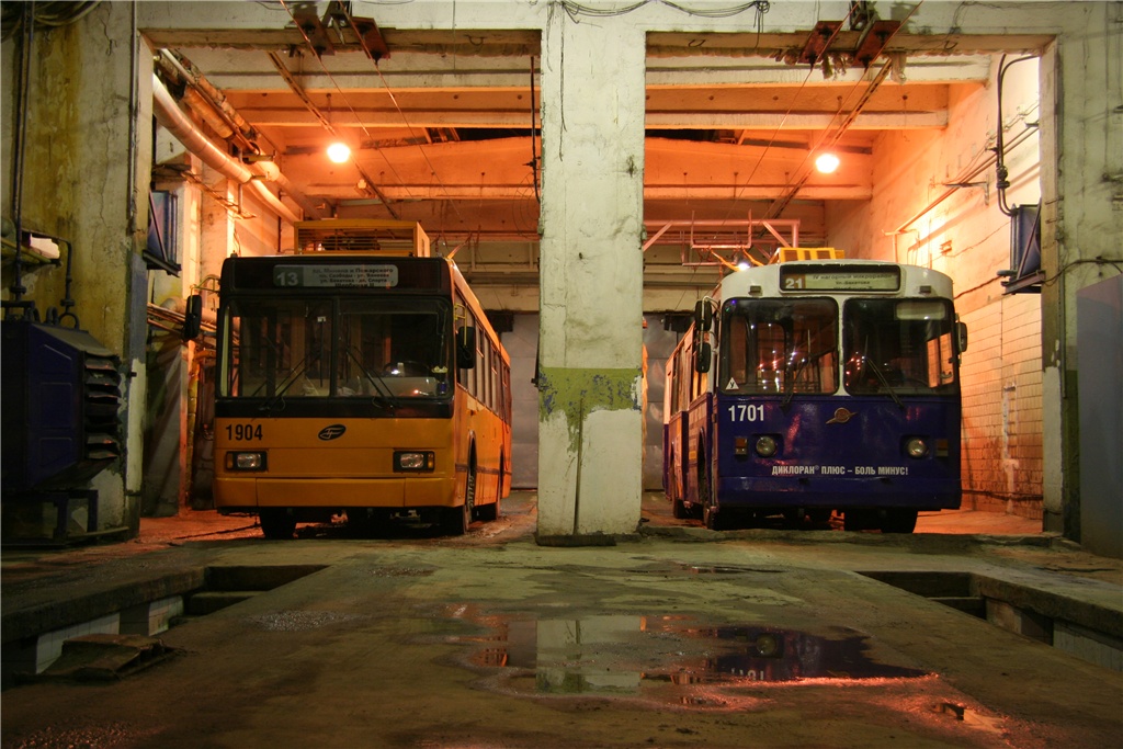 Нижний Новгород, ВМЗ-52981 № 1904; Нижний Новгород, ЗиУ-682В [В00] № 1701