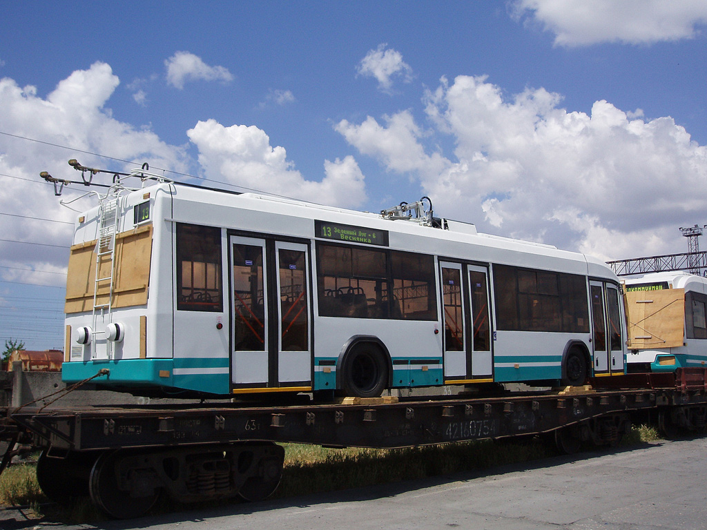 Krimas trolejbuss, BKM 32102 № 4211; Krimas trolejbuss — Unloading of new BKM trolleybuses at the Simferopol — Cargo station.