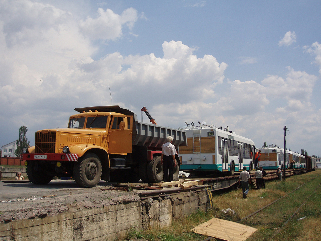 Крымский троллейбус, БКМ 32102 № 4214; Крымский троллейбус — Разгрузка новых троллейбусов БКМ на станции "Симферополь — Грузовой".