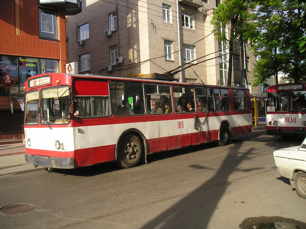 Dnipro, ZiU-682V10 č. 1811; Dnipro, ZiU-682V-012 [V0A] č. 1930