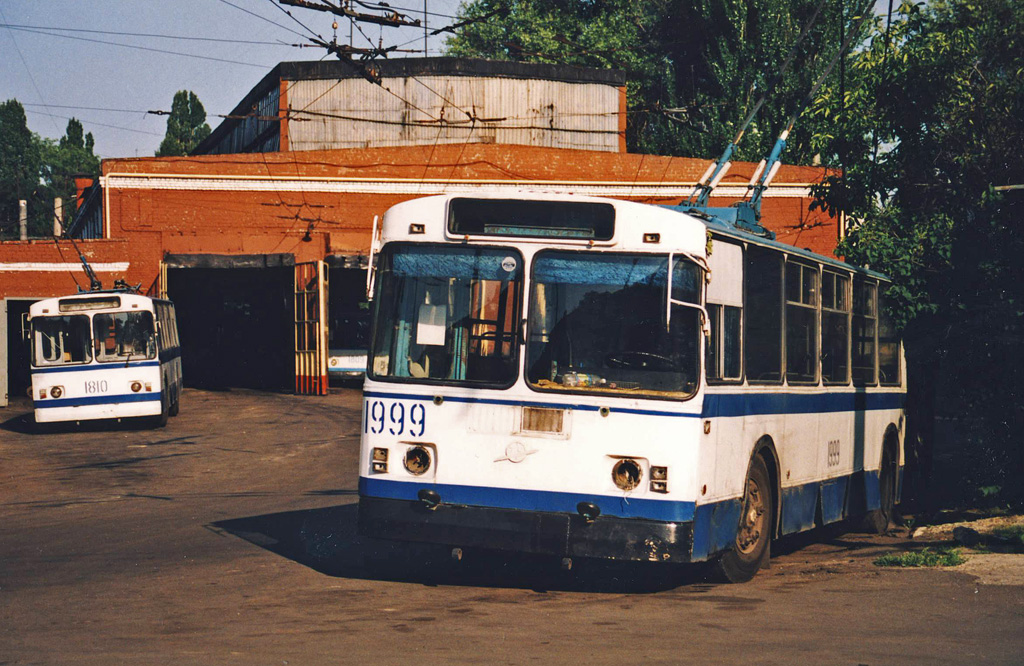 Dnipro, ZiU-682G [G00] Nr. 1999; Dnipro — Historische Fotos: Fotoserien ausländischer Autoren; Dnipro — Territory trolley depot
