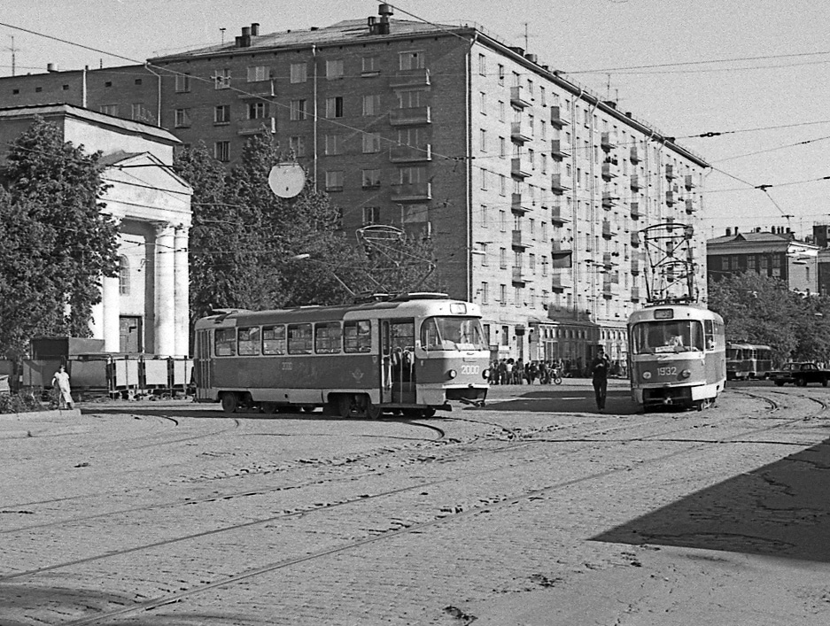 Москва, Tatra T3SU (двухдверная) № 2000; Москва, Tatra T3SU (двухдверная) № 1932