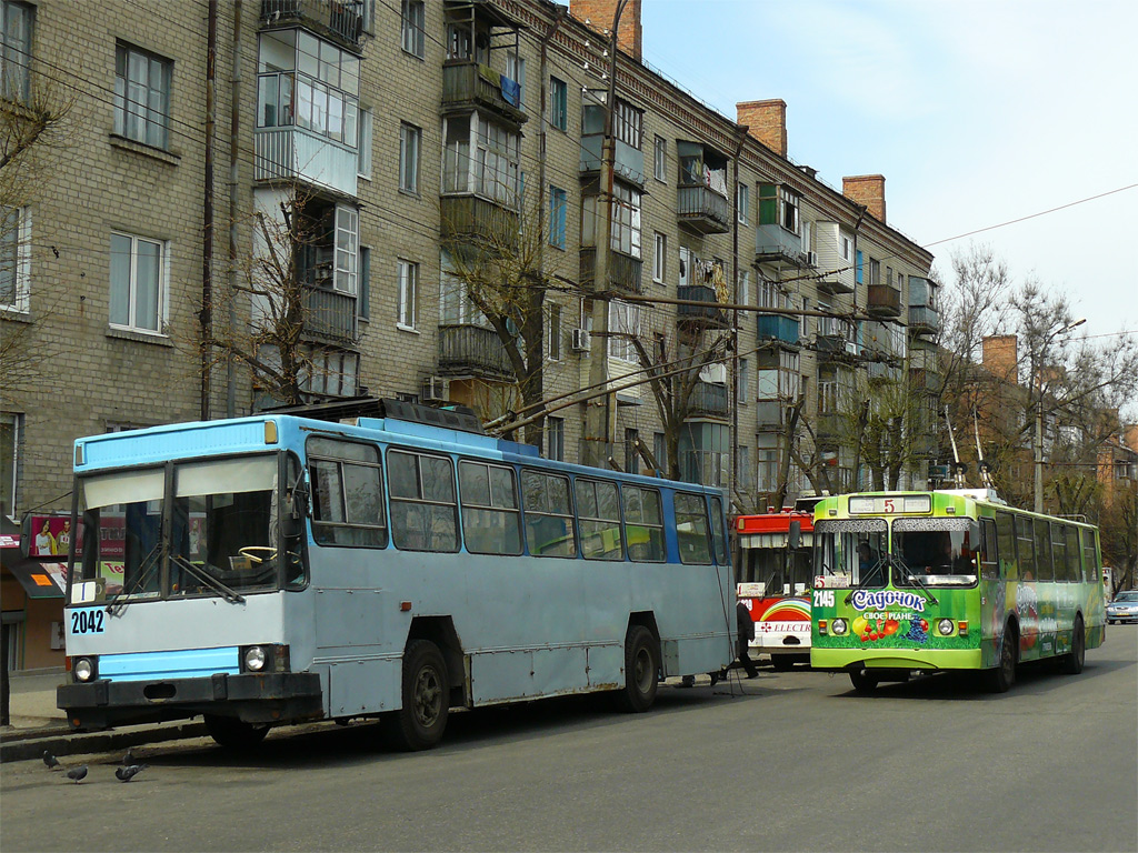 Днепр, ЮМЗ Т1Р (Т2П) № 2042; Днепр, ЗиУ-682Г-016 (018) № 2145