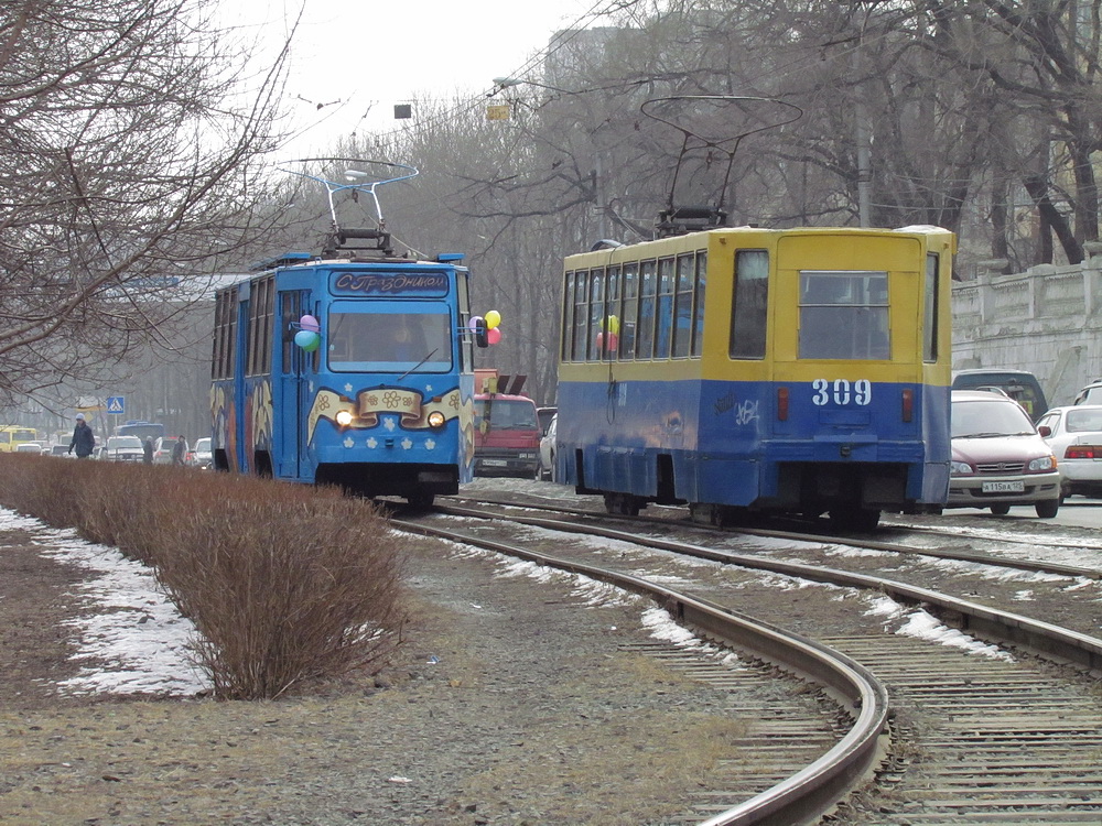 Владивосток, 71-132 (ЛМ-93) № 320; Владивосток, 71-608К № 309; Владивосток — Тематические трамваи