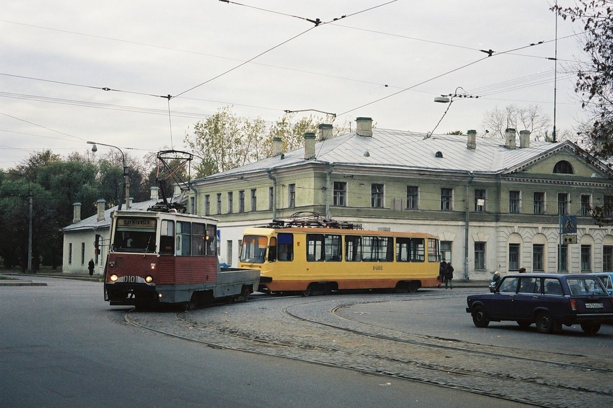Saint-Pétersbourg, 71-605 (KTM-5M3) N°. 0101; Saint-Pétersbourg, 71-134K (LM-99K) N°. 0402