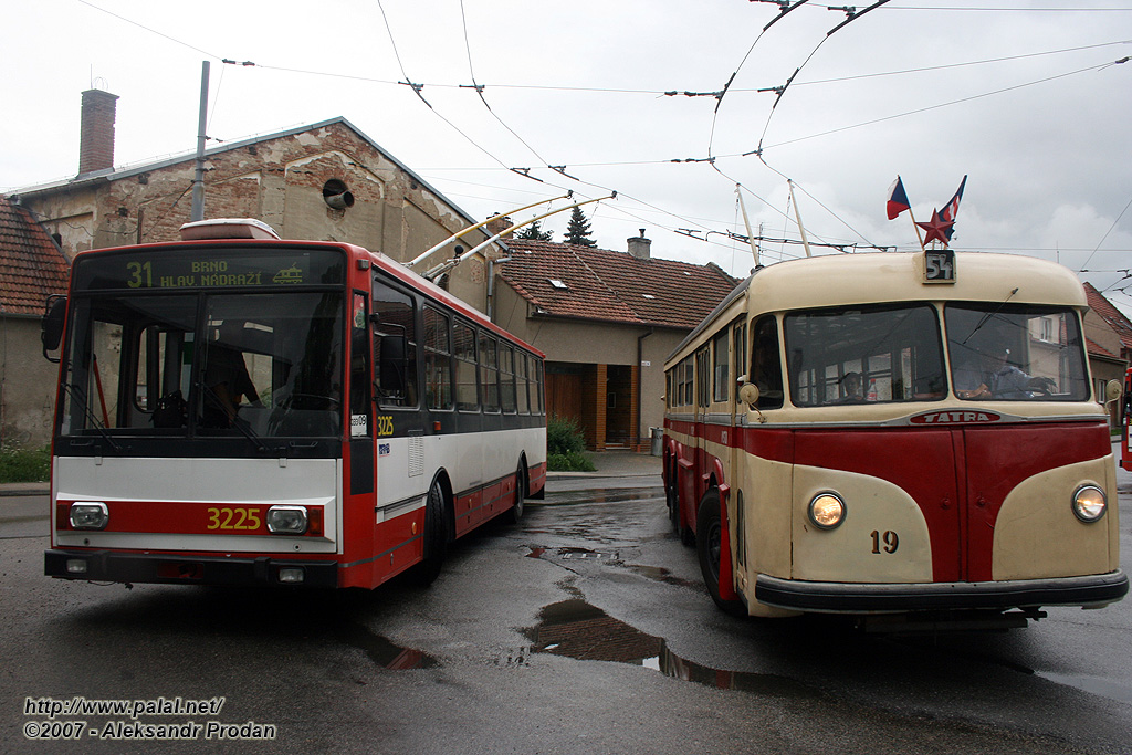 Brno, Tatra T400 č. 19; Brno, Škoda 14TrR č. 3225