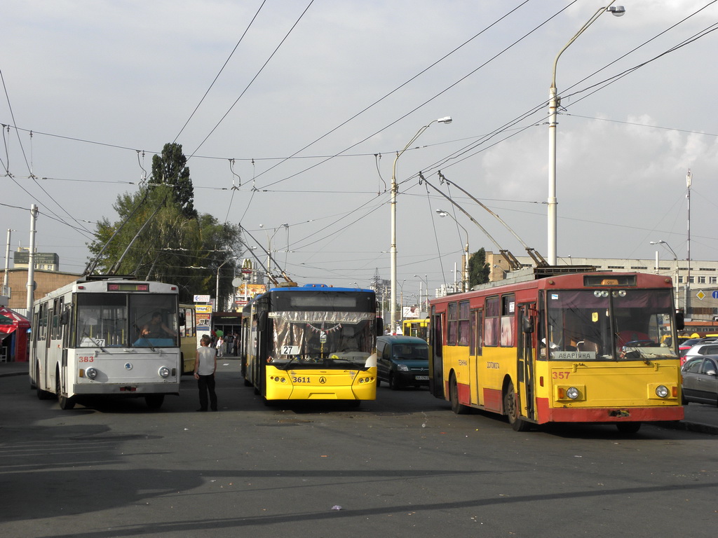 Kijów, Škoda 14Tr02/6 Nr 383; Kijów, LAZ E301D1 Nr 3611; Kijów, Škoda 14Tr02 Nr 357