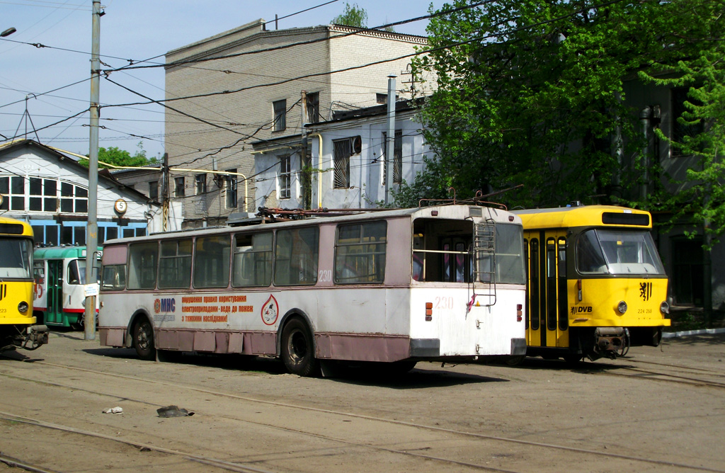 Макеевка, ЗиУ-682В-013 [В0В] № 230; Днепр — Территория вагоноремонтных мастерских