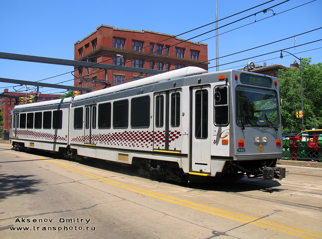 Питтсбург, PA, CAF LRV № 4229 Питтсбург, PA, CAF LRV № 4229