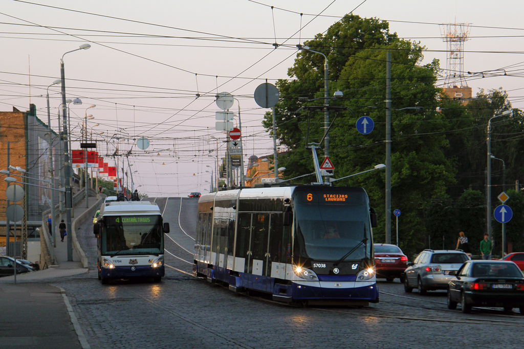 Рига, Škoda 24Tr Irisbus Citelis № 19704; Рига, Škoda 15T ForCity Alfa Riga № 57038