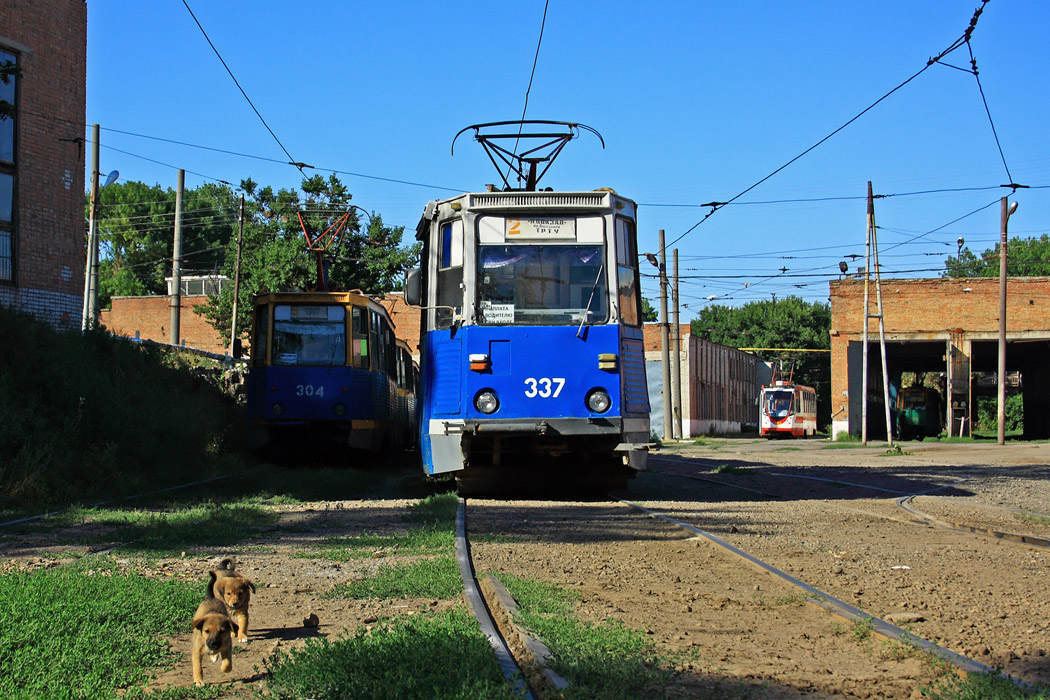 Taganrog, 71-605 (KTM-5M3) N°. 337; Taganrog — Miscellaneous photos; Transport and animals Taganrog, 71-605 (KTM-5M3) N°. 337; Taganrog — Miscellaneous photos; Transport and animals