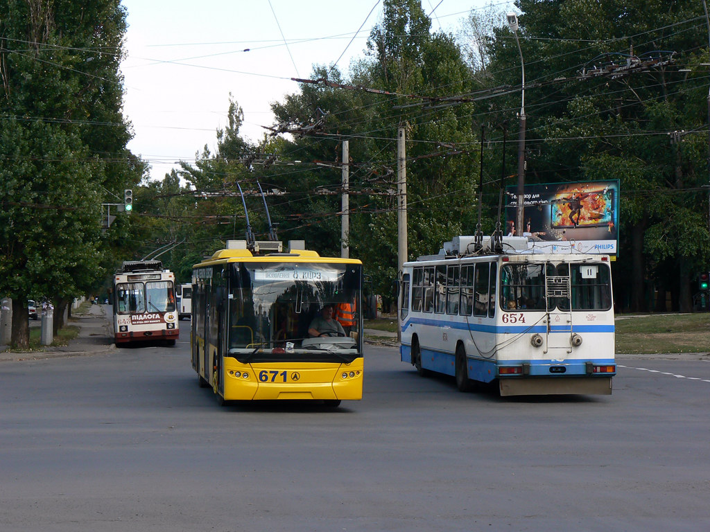 Кривой Рог, ЛАЗ E183D1 № 671; Кривой Рог, ЮМЗ Т2 мод. 7 № 654