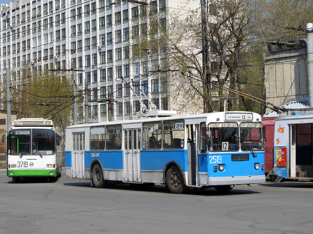 Czelabińsk, LiAZ-5280 (VZTM) Nr 3719; Czelabińsk, ZiU-682G-012 [G0A] Nr 2519