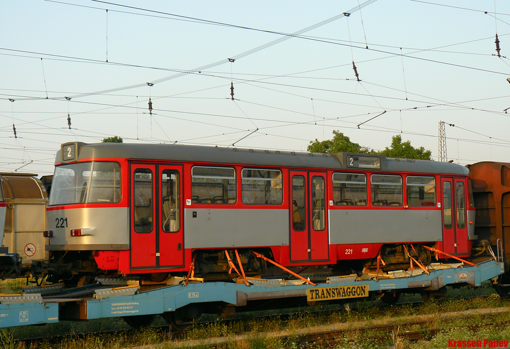 София, Tatra B4DC № 221; София — Доставка и разтоварване на T4D-C от Хале — юли 2011 г.