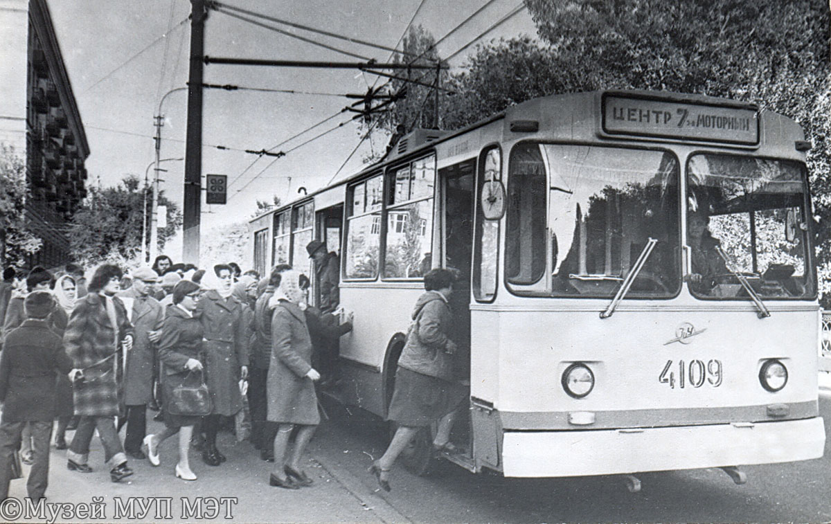 Волгоград, ЗиУ-682В № 4109; Волгоград — Старые фотографии — Волгоград