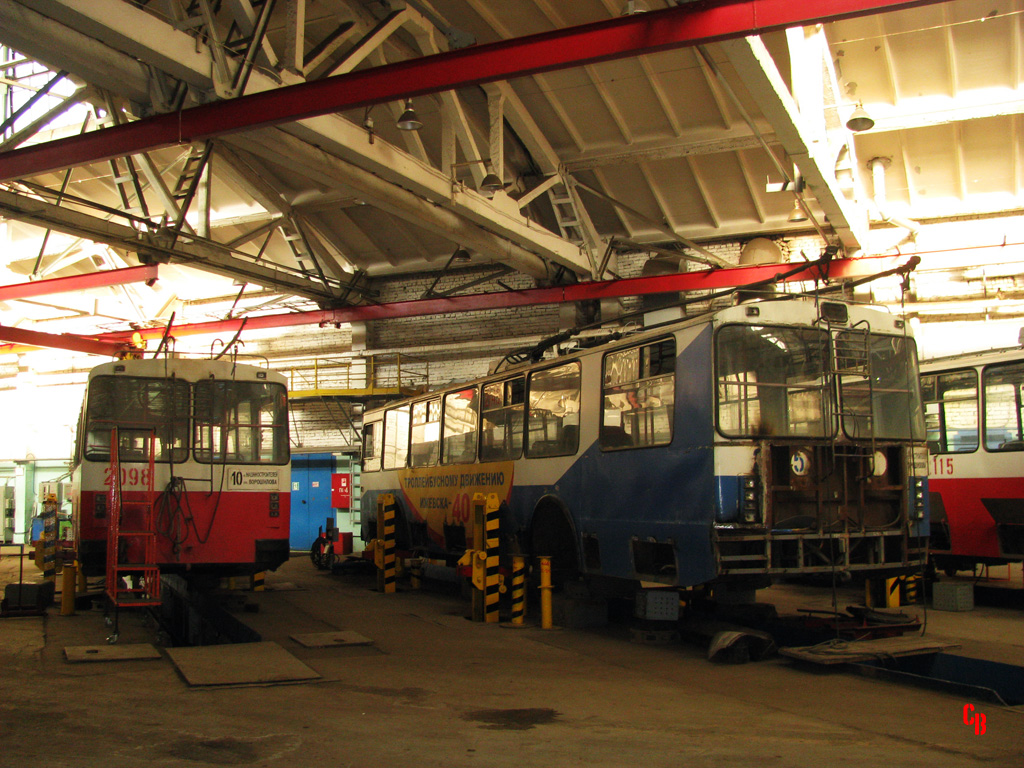 Ижевск, ЗиУ-682В [В00] № 2098; Ижевск, ЗиУ-682Г-018 [Г0Р] № 2145